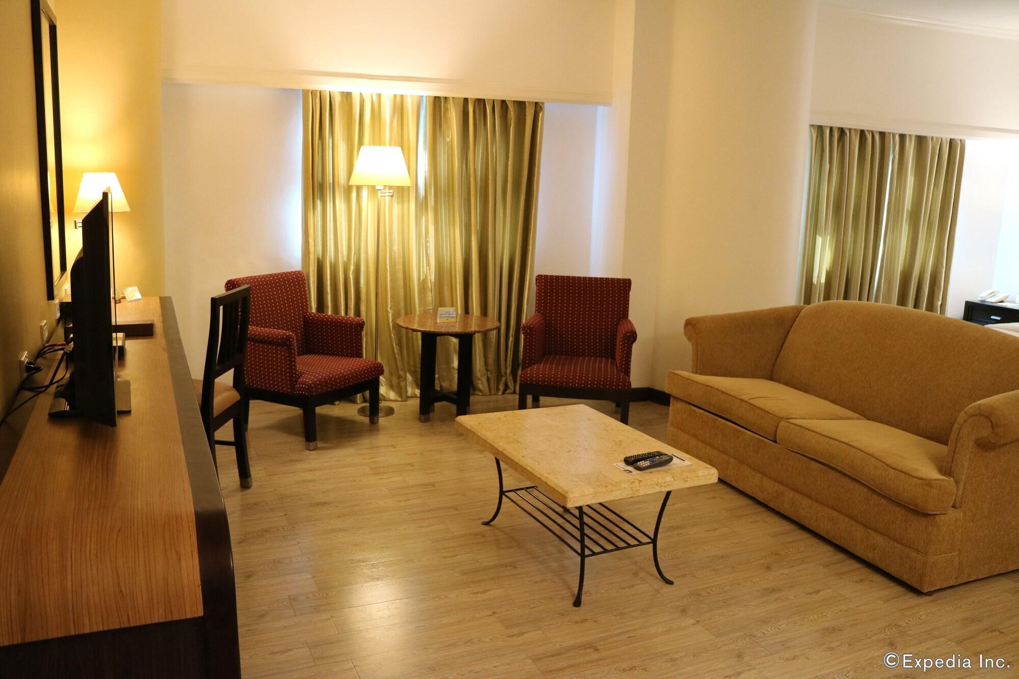 Days Hotel By Wyndham Iloilo Екстериор снимка